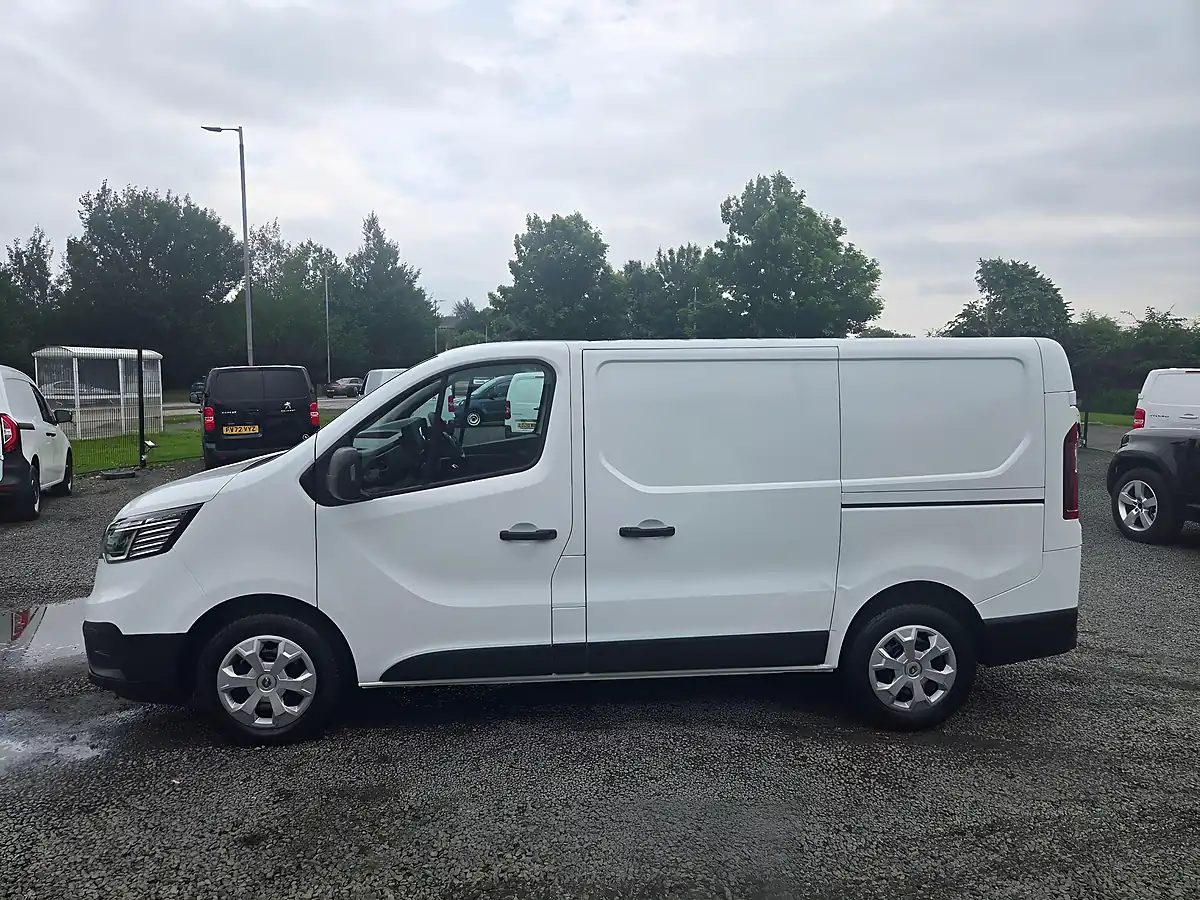 Used 2023 Renault Trafic SL28 Business+ White - Interior and Exterior details 8