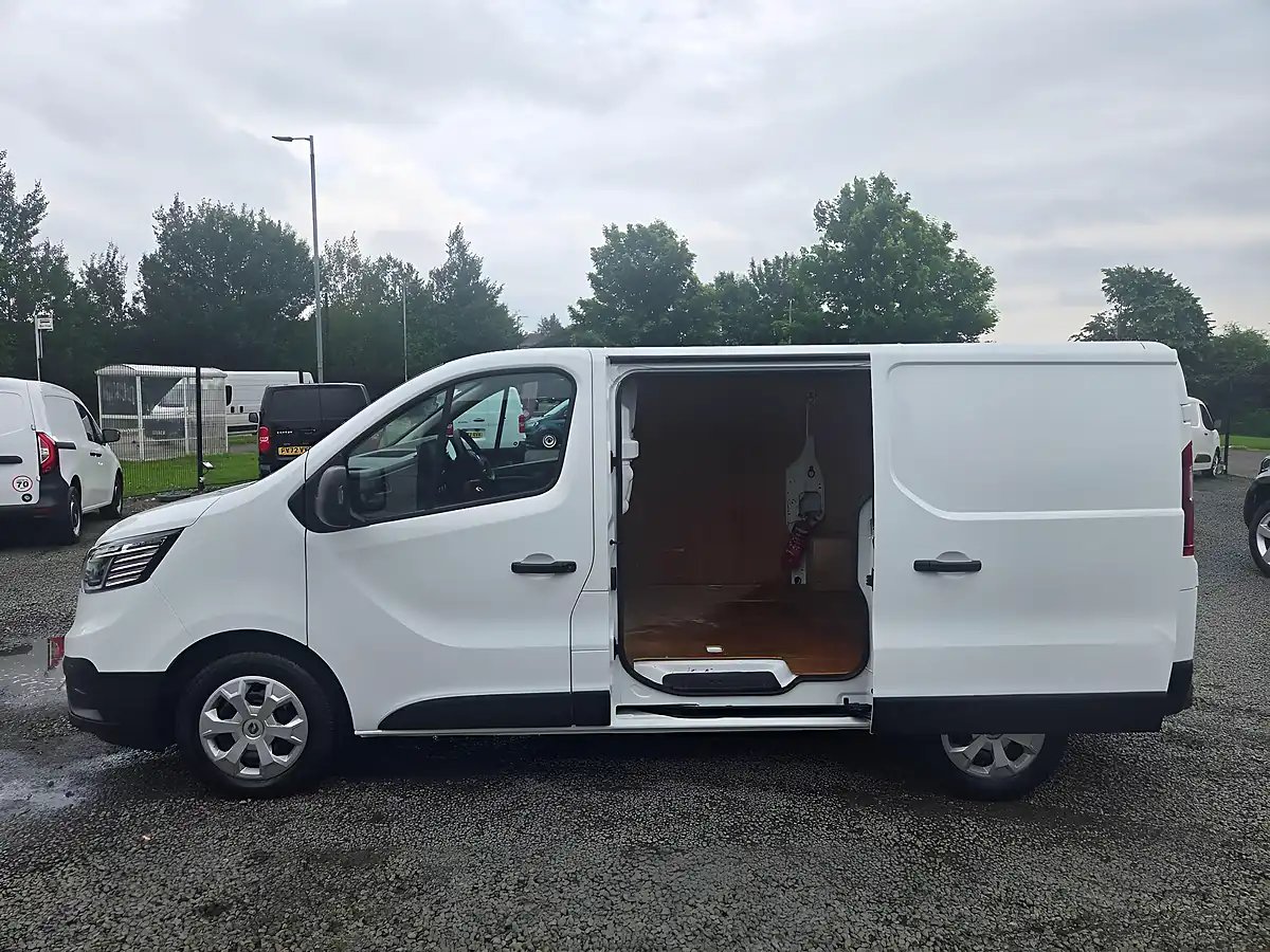 Used 2023 Renault Trafic SL28 Business+ White - Interior and Exterior details 9