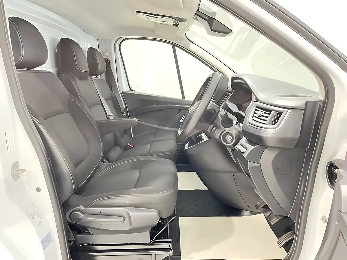 Used 2023 Renault Trafic SL28 Sport Blue Glacier White - Interior and Exterior details 8