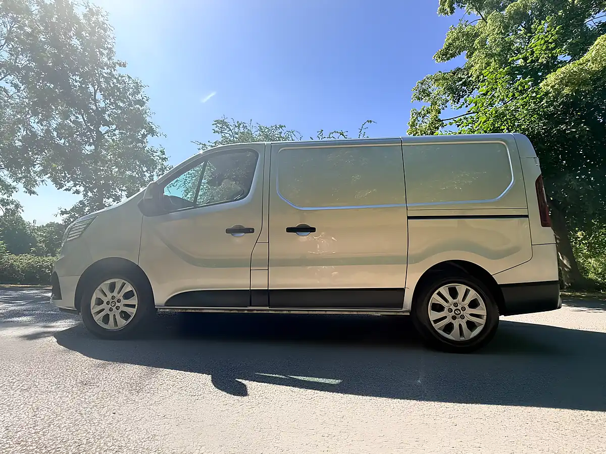 Used 2023 Renault Trafic SL28 Sport Silver - Interior and Exterior details 10