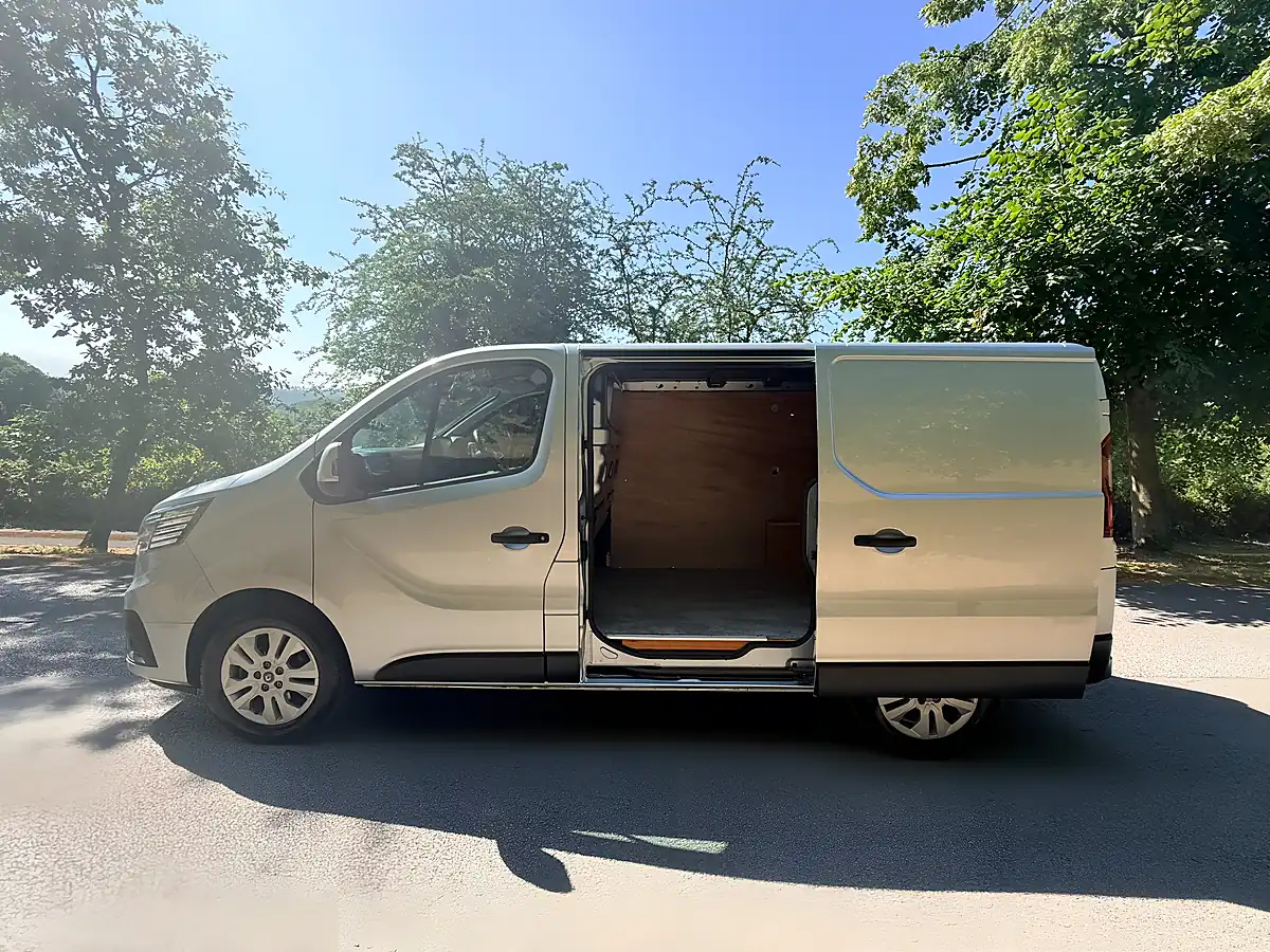 Used 2023 Renault Trafic SL28 Sport Silver - Interior and Exterior details 11