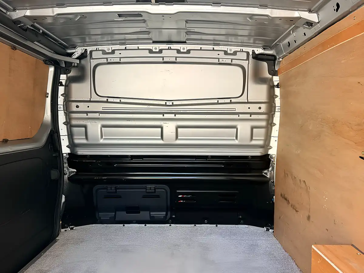 Used 2023 Renault Trafic SL28 Sport Silver - Interior and Exterior details 7