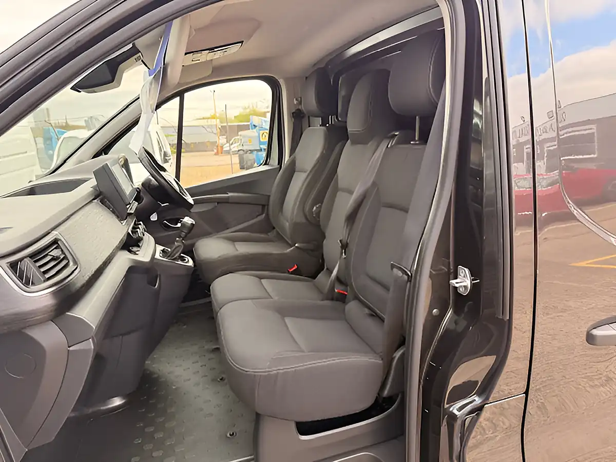 Used 2023 Renault Trafic SL28 Sport White - Interior and Exterior details 13