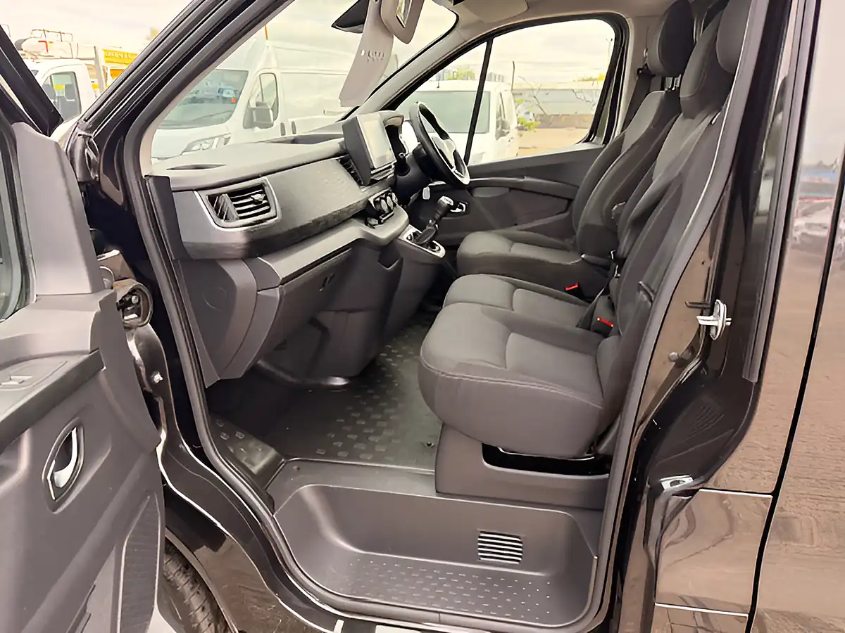 Used 2023 Renault Trafic SL28 Sport White - Interior and Exterior details 14