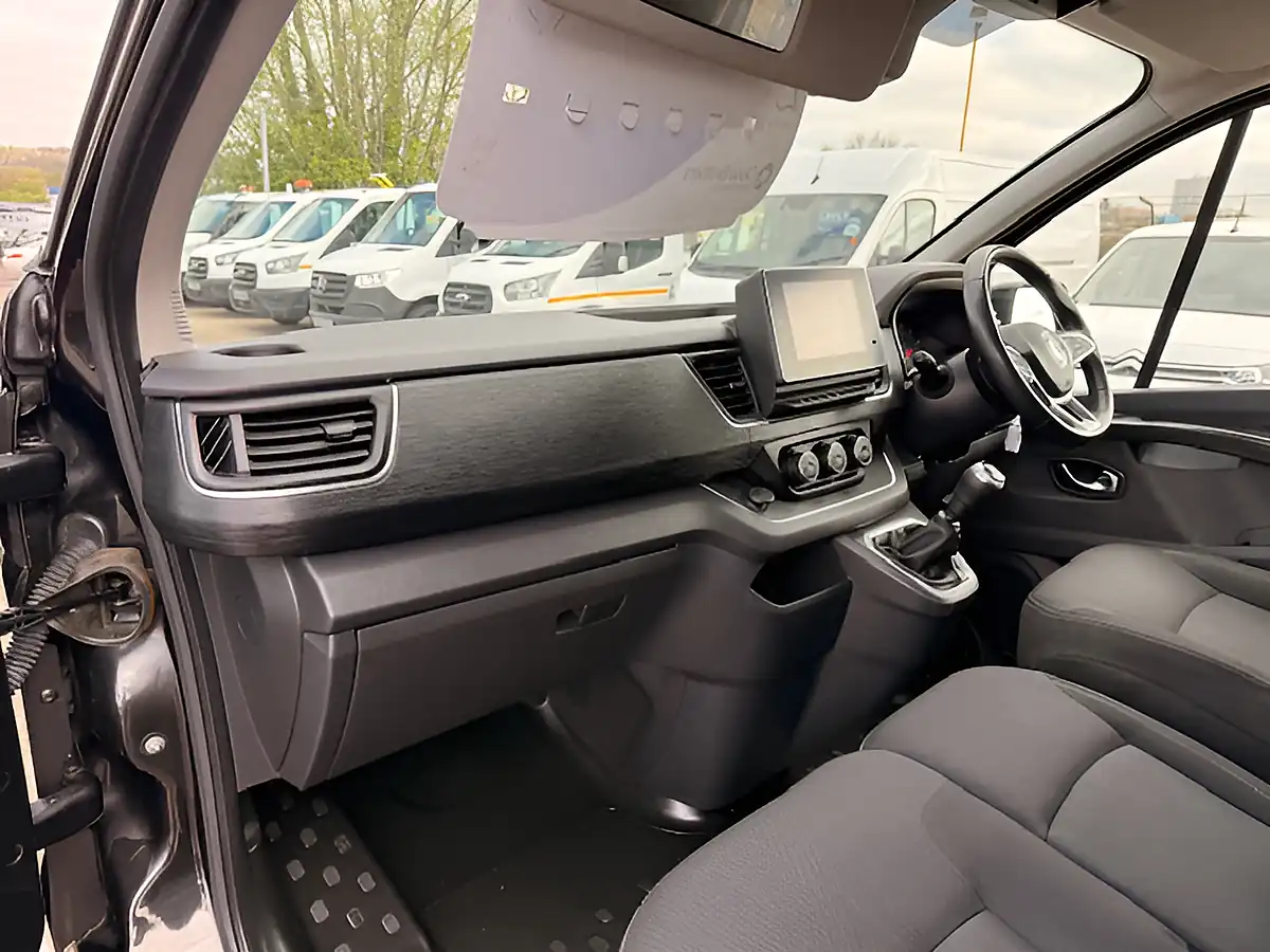 Used 2023 Renault Trafic SL28 Sport White - Interior and Exterior details 15