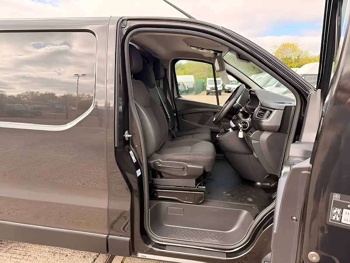 Used 2023 Renault Trafic SL28 Sport White - Interior and Exterior details 16