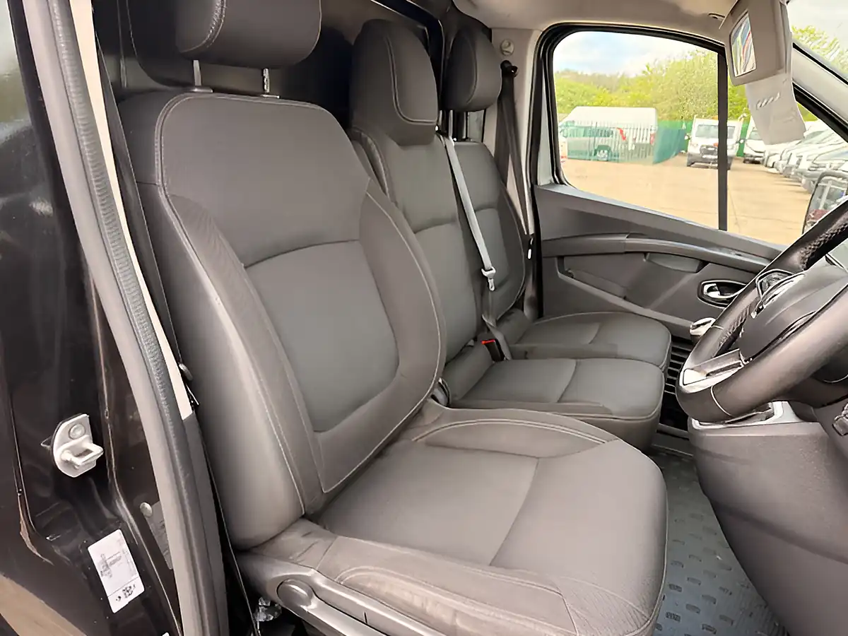 Used 2023 Renault Trafic SL28 Sport White - Interior and Exterior details 17