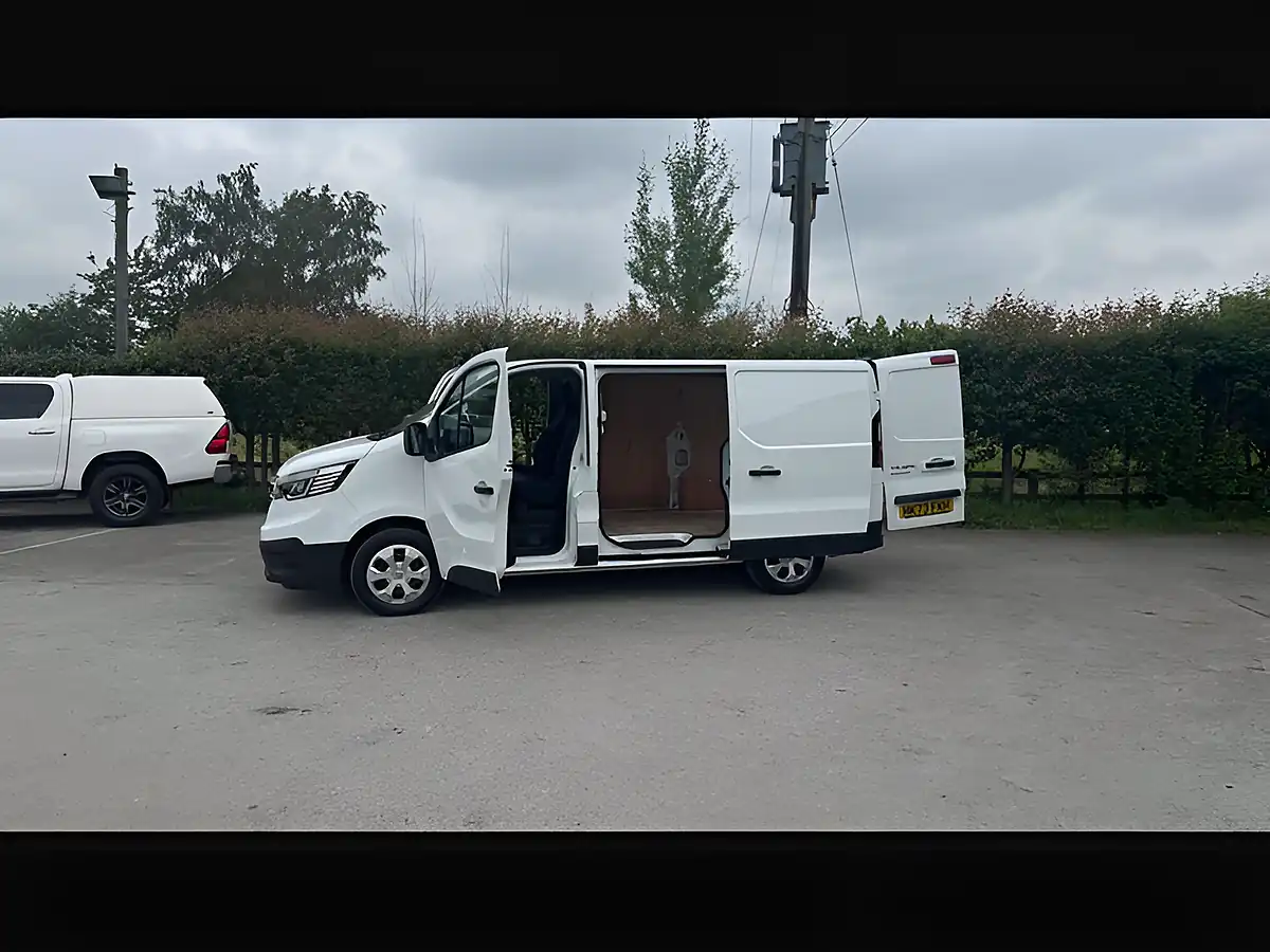 Used 2023 Renault Trafic SL30 Advance Glacier White - Interior and Exterior details 12