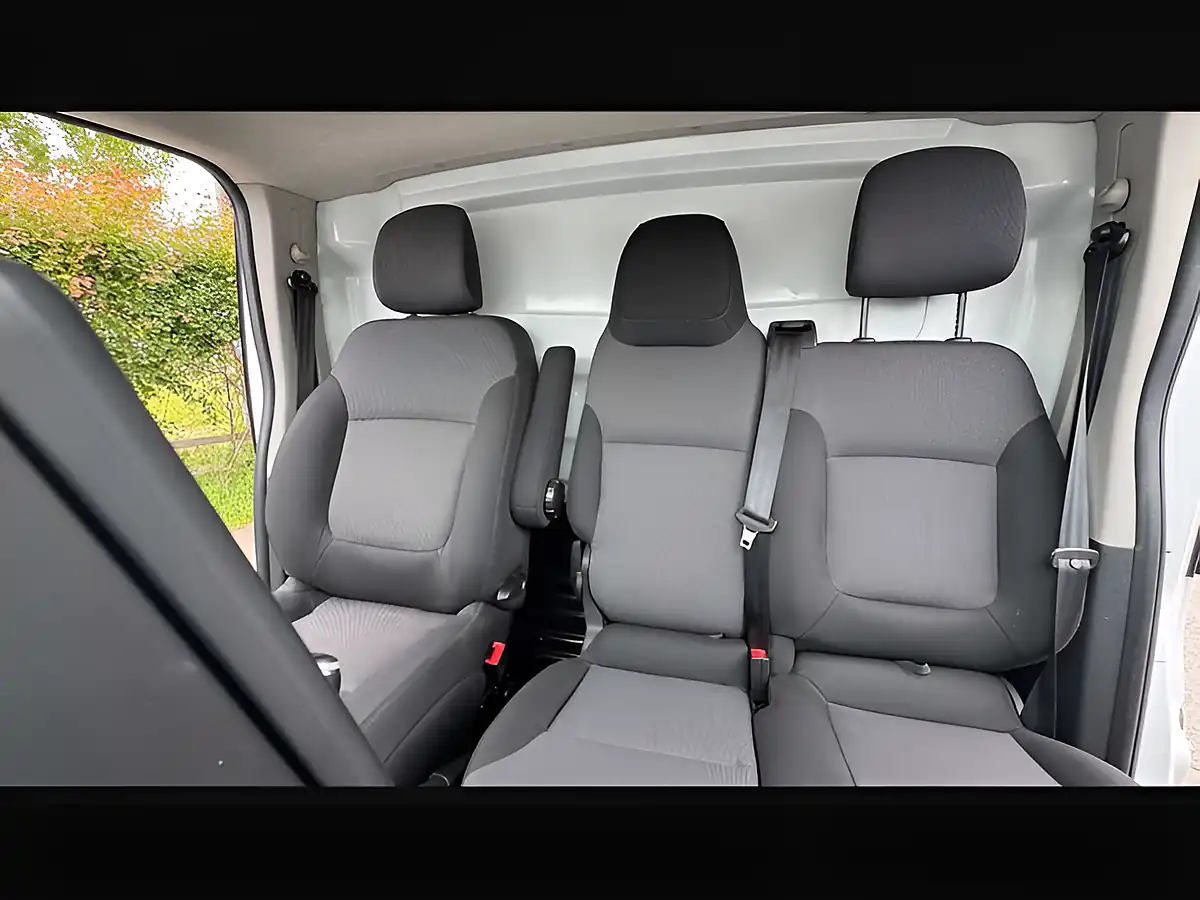 Used 2023 Renault Trafic SL30 Advance Glacier White - Interior and Exterior details 13