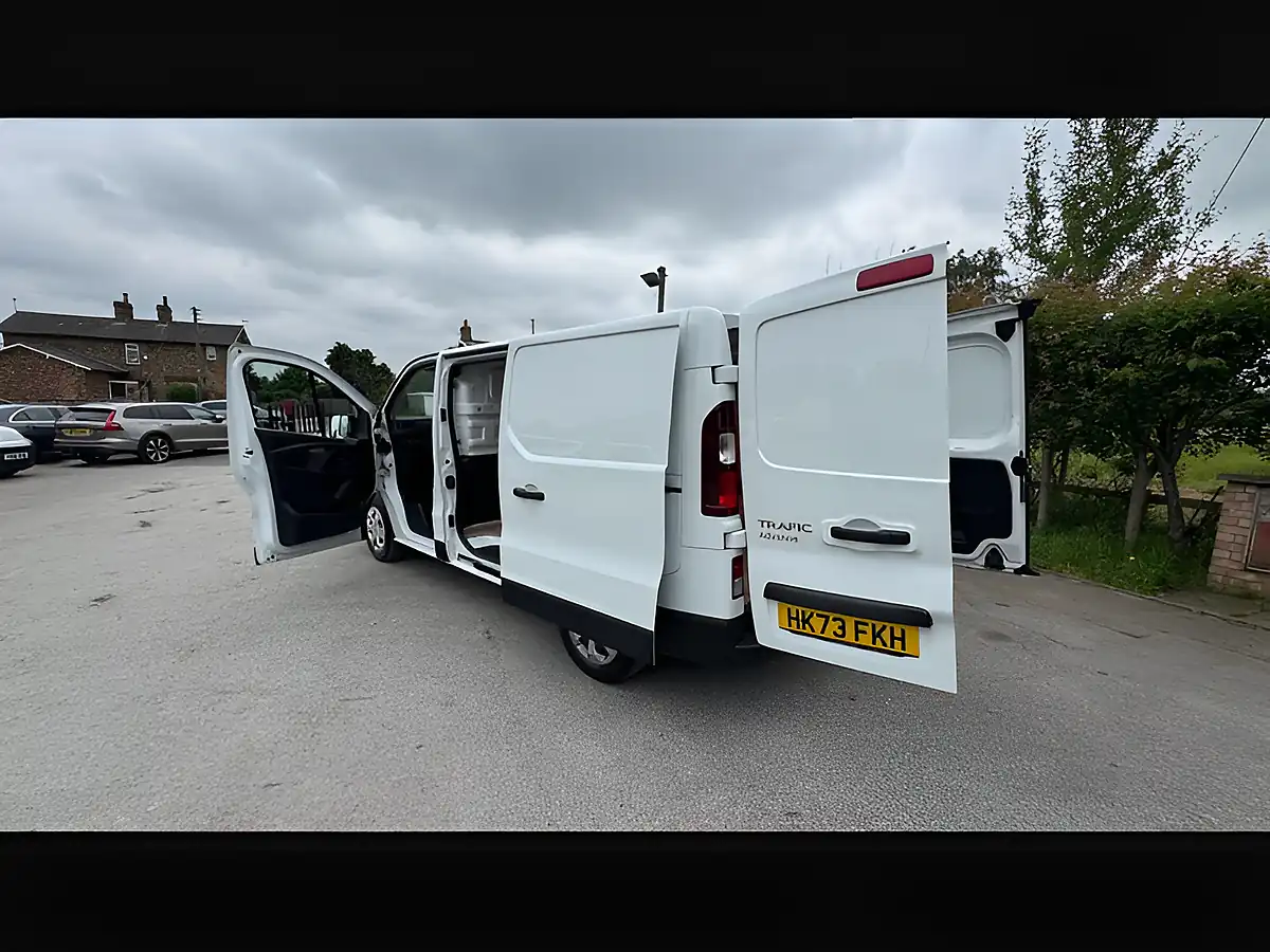 Used 2023 Renault Trafic SL30 Advance Glacier White - Interior and Exterior details 16