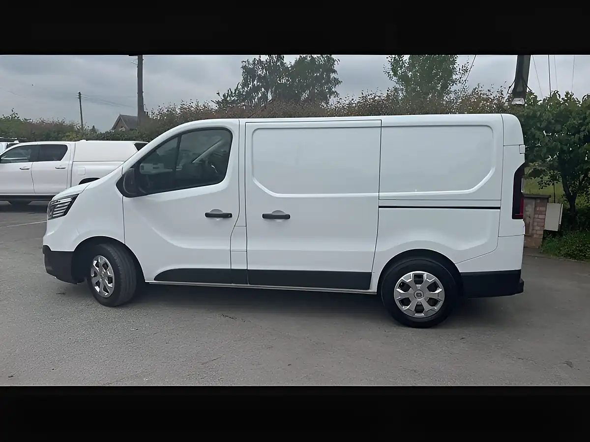 Used 2023 Renault Trafic SL30 Advance Glacier White - Interior and Exterior details 5