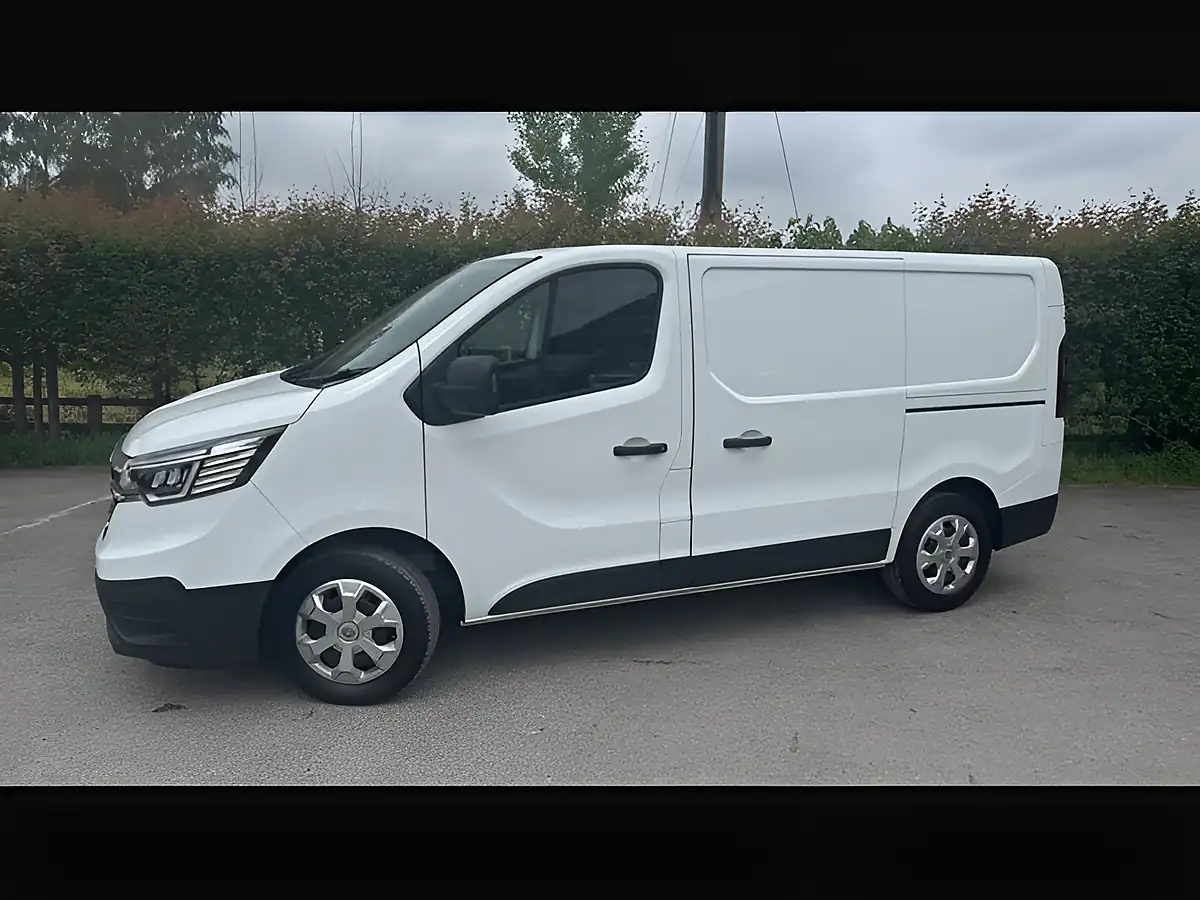 Used 2023 Renault Trafic SL30 Advance Glacier White - Interior and Exterior details 6