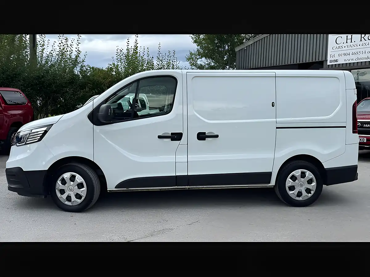 Used 2023 Renault Trafic SL30 Advance Glacier White - Interior and Exterior details 10
