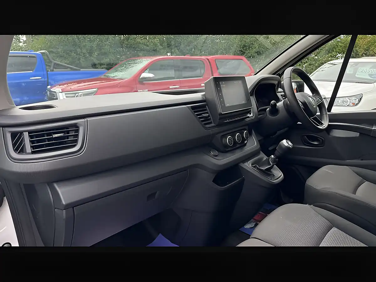 Used 2023 Renault Trafic SL30 Advance Glacier White - Interior and Exterior details 3