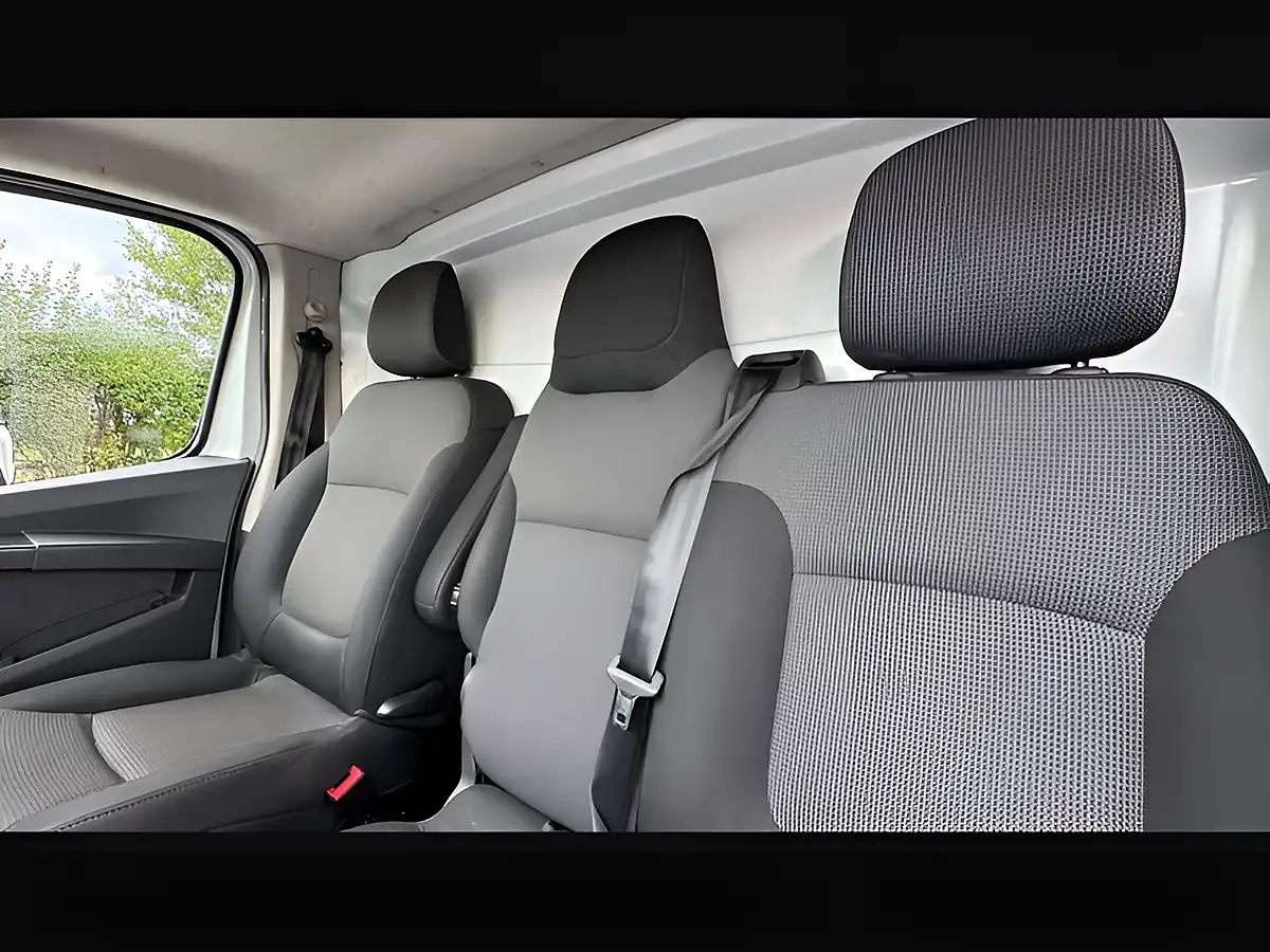 Used 2023 Renault Trafic SL30 Advance Glacier White - Interior and Exterior details 7