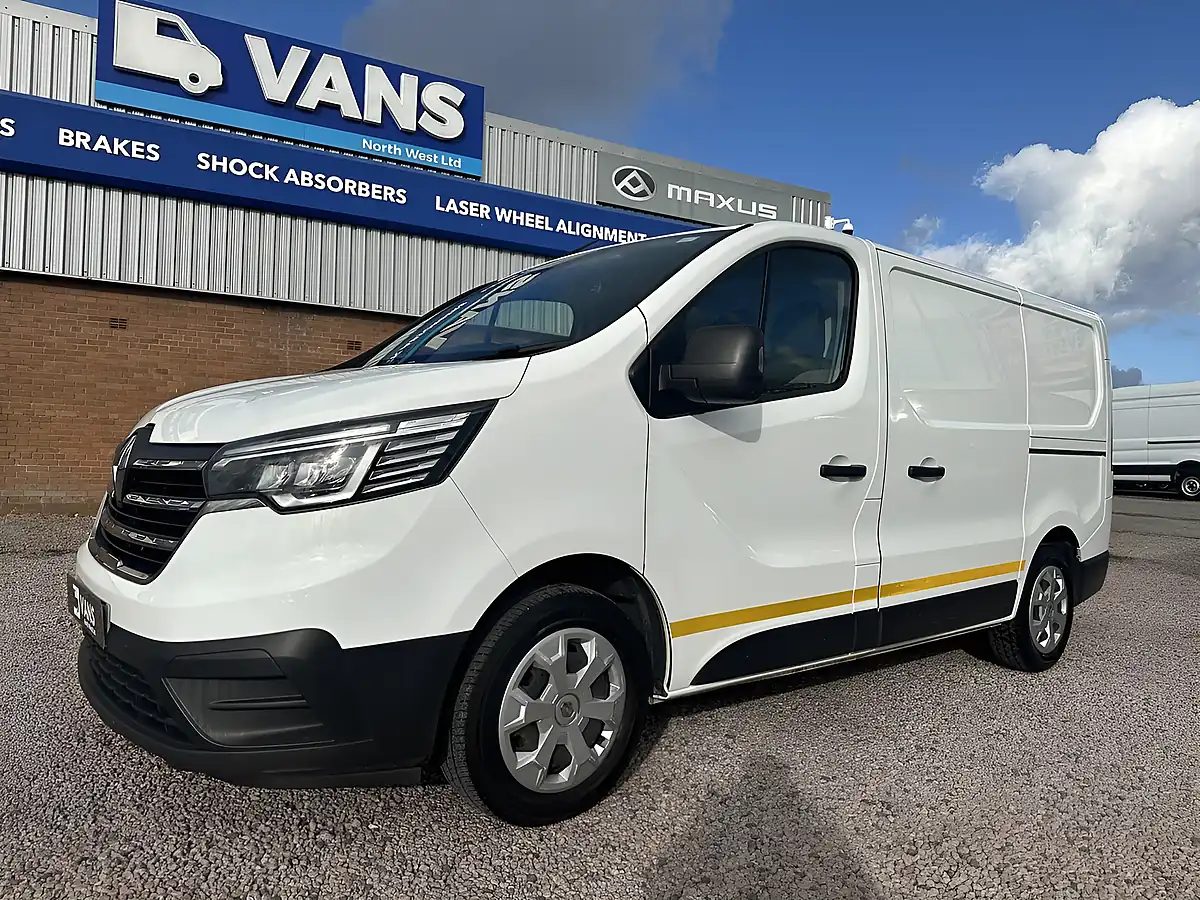 Used 2023 Renault Trafic SL30 Advance White - Front View