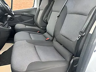 Used 2023 Renault Trafic SL30 Advance White - Interior and Exterior details 17