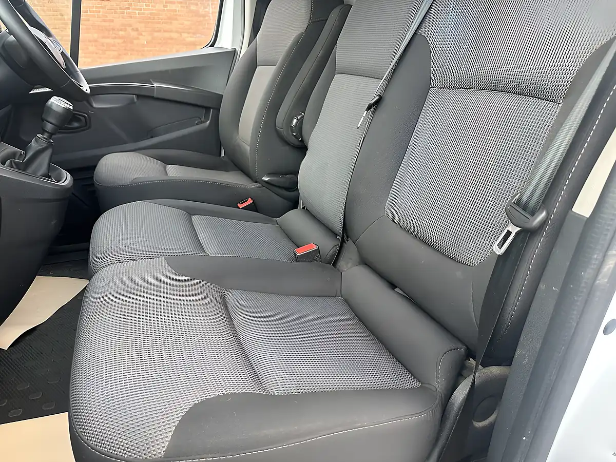 Used 2023 Renault Trafic SL30 Advance White - Interior and Exterior details 17