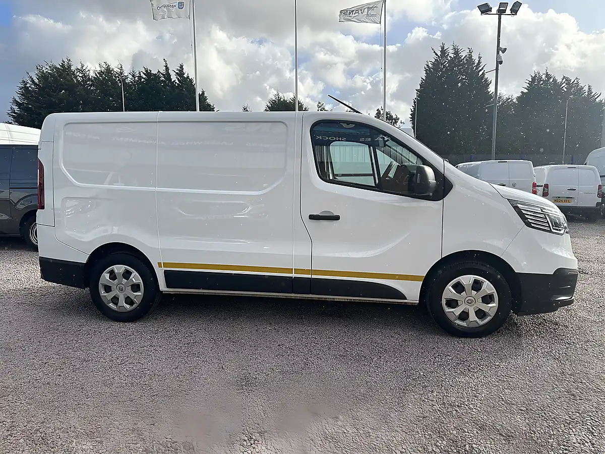 Used 2023 Renault Trafic SL30 Advance White - Interior and Exterior details 3