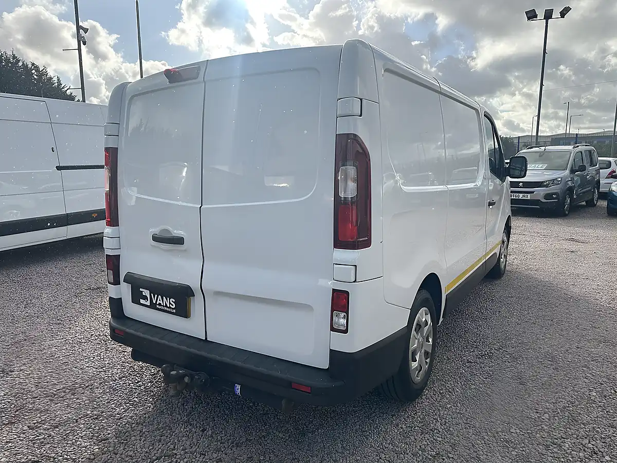 Used 2023 Renault Trafic SL30 Advance White - Interior and Exterior details 4