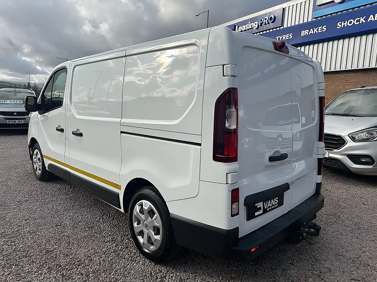 Used 2023 Renault Trafic SL30 Advance White - Interior and Exterior details 7