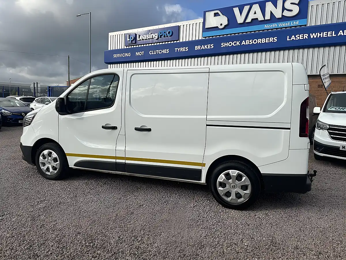 Used 2023 Renault Trafic SL30 Advance White - Interior and Exterior details 8