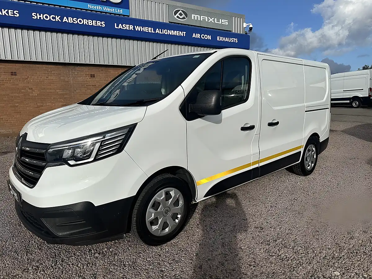 Used 2023 Renault Trafic SL30 Advance White - Interior and Exterior details 9