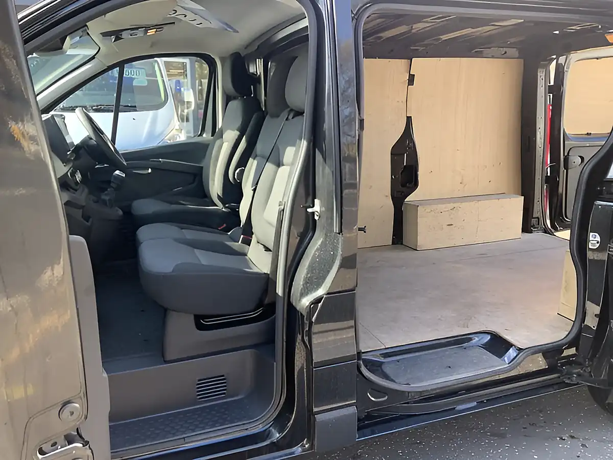 Used 2023 Renault Trafic SL30 Business+ Black - Interior and Exterior details 11