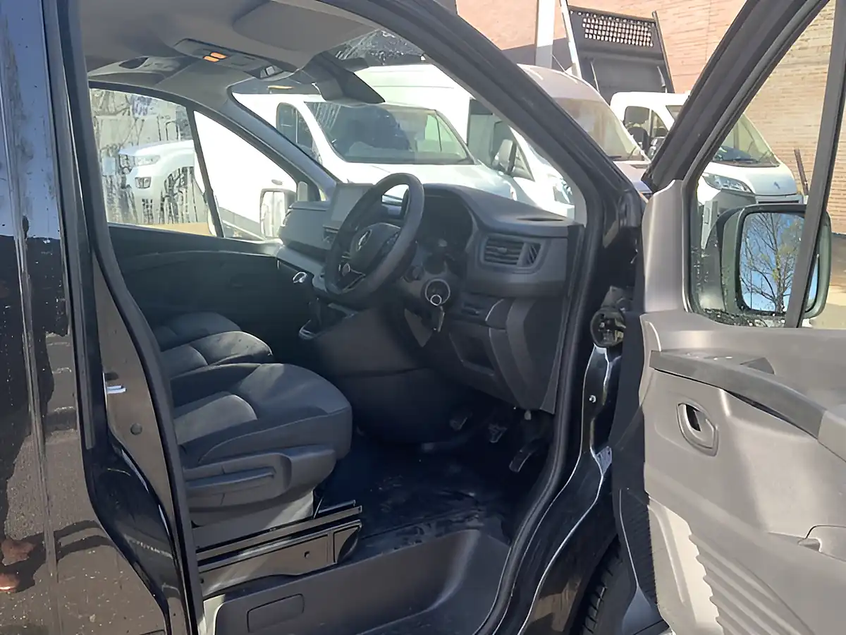 Used 2023 Renault Trafic SL30 Business+ Black - Interior and Exterior details 14