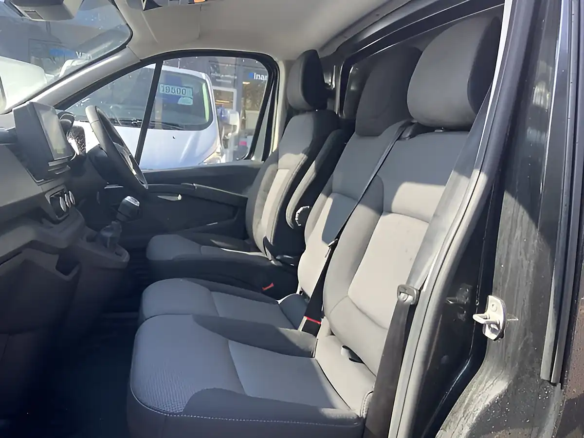 Used 2023 Renault Trafic SL30 Business+ Black - Interior and Exterior details 20