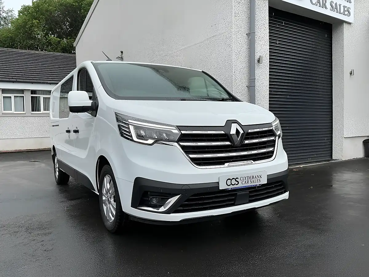 Used 2023 Renault Trafic Sport Crew Van Double Cab White - Front View