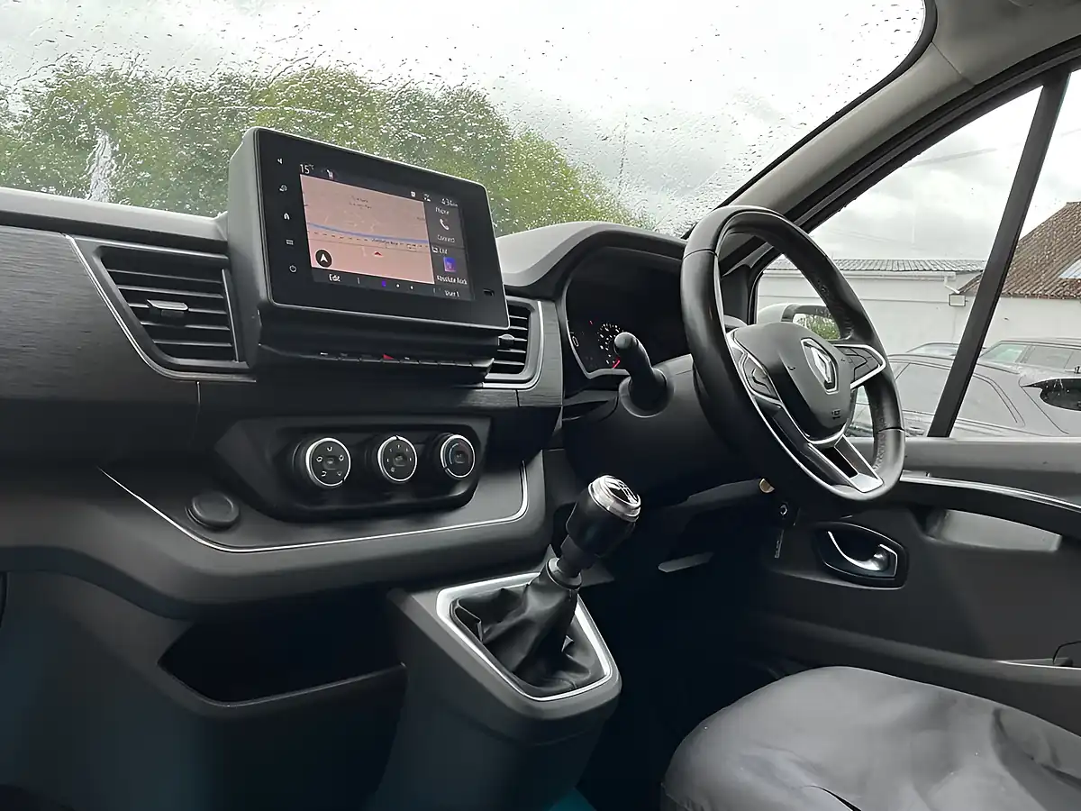 Used 2023 Renault Trafic Sport Crew Van Double Cab White - Interior and Exterior details 10