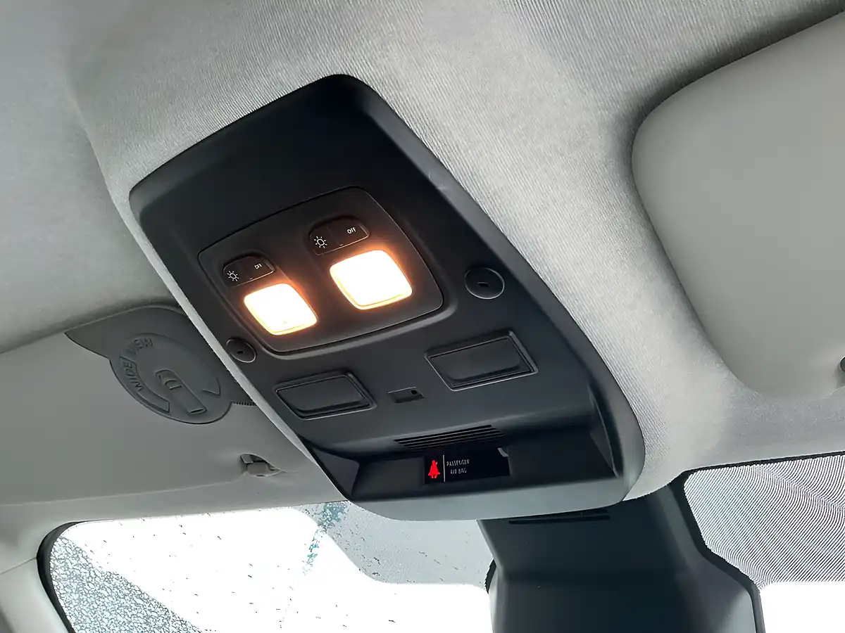 Used 2023 Renault Trafic Sport Crew Van Double Cab White - Interior and Exterior details 11