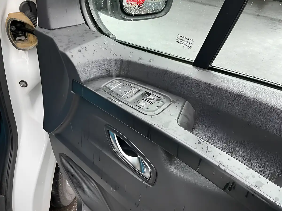 Used 2023 Renault Trafic Sport Crew Van Double Cab White - Interior and Exterior details 12