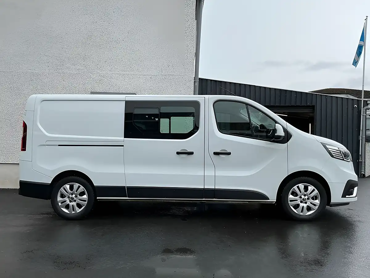 Used 2023 Renault Trafic Sport Crew Van Double Cab White - Interior and Exterior details 2