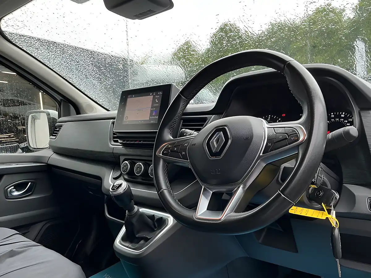 Used 2023 Renault Trafic Sport Crew Van Double Cab White - Interior and Exterior details 7