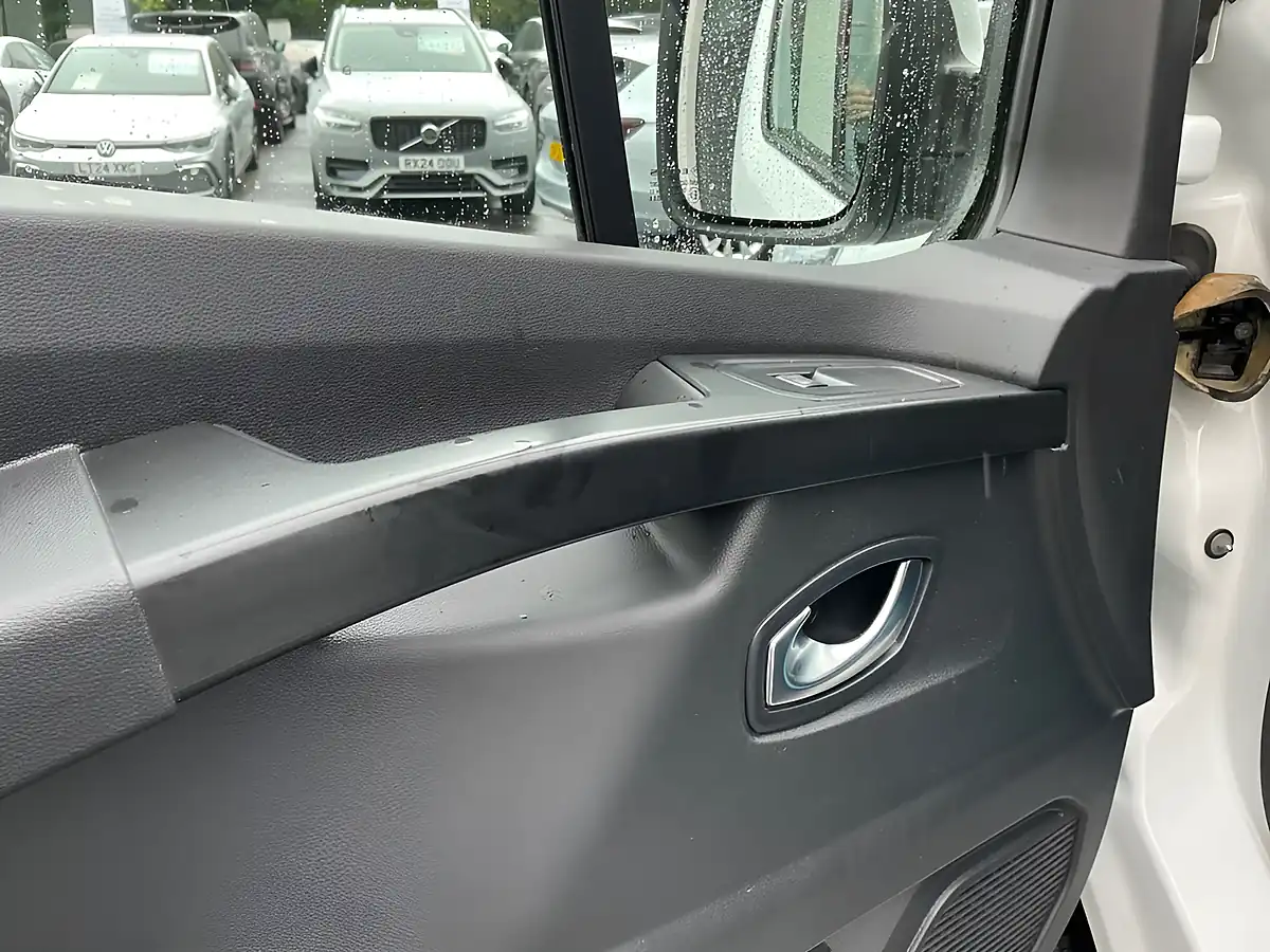 Used 2023 Renault Trafic Sport Crew Van Double Cab White - Interior and Exterior details 8