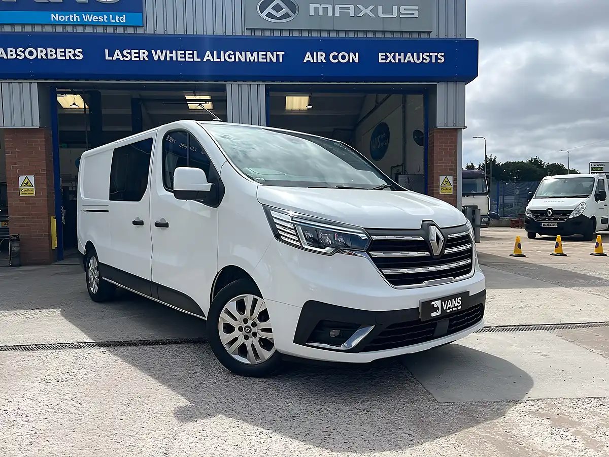 Used 2023 Renault Trafic Sport Glacier White - Front View