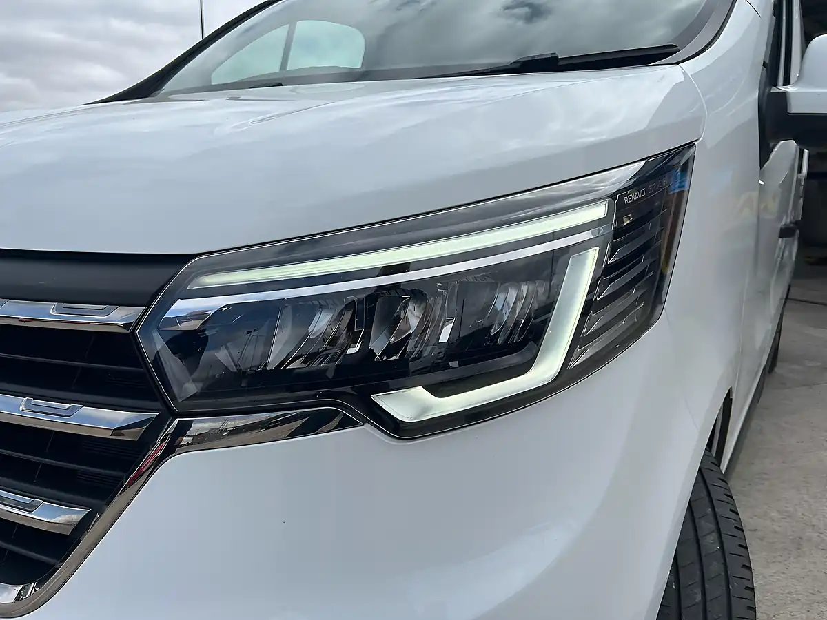 Used 2023 Renault Trafic Sport Glacier White - Interior and Exterior details 11