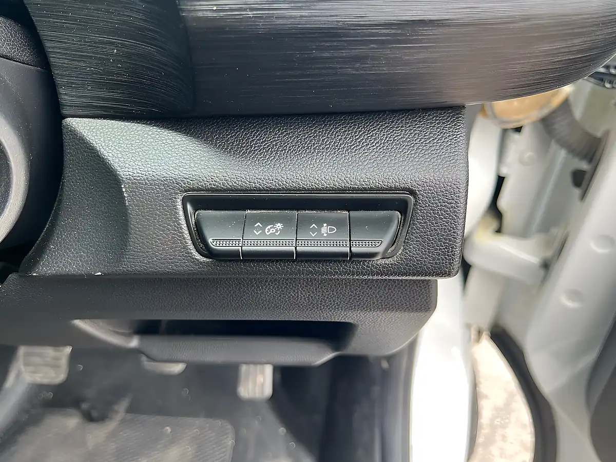 Used 2023 Renault Trafic Sport Glacier White - Interior and Exterior details 14