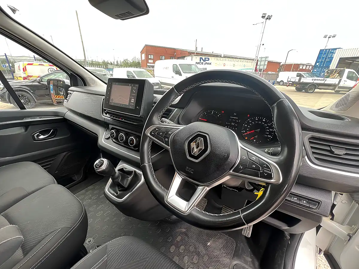 Used 2023 Renault Trafic Sport Glacier White - Interior and Exterior details 15