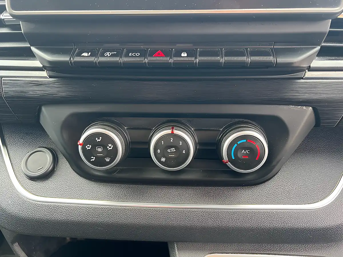 Used 2023 Renault Trafic Sport Glacier White - Interior and Exterior details 17
