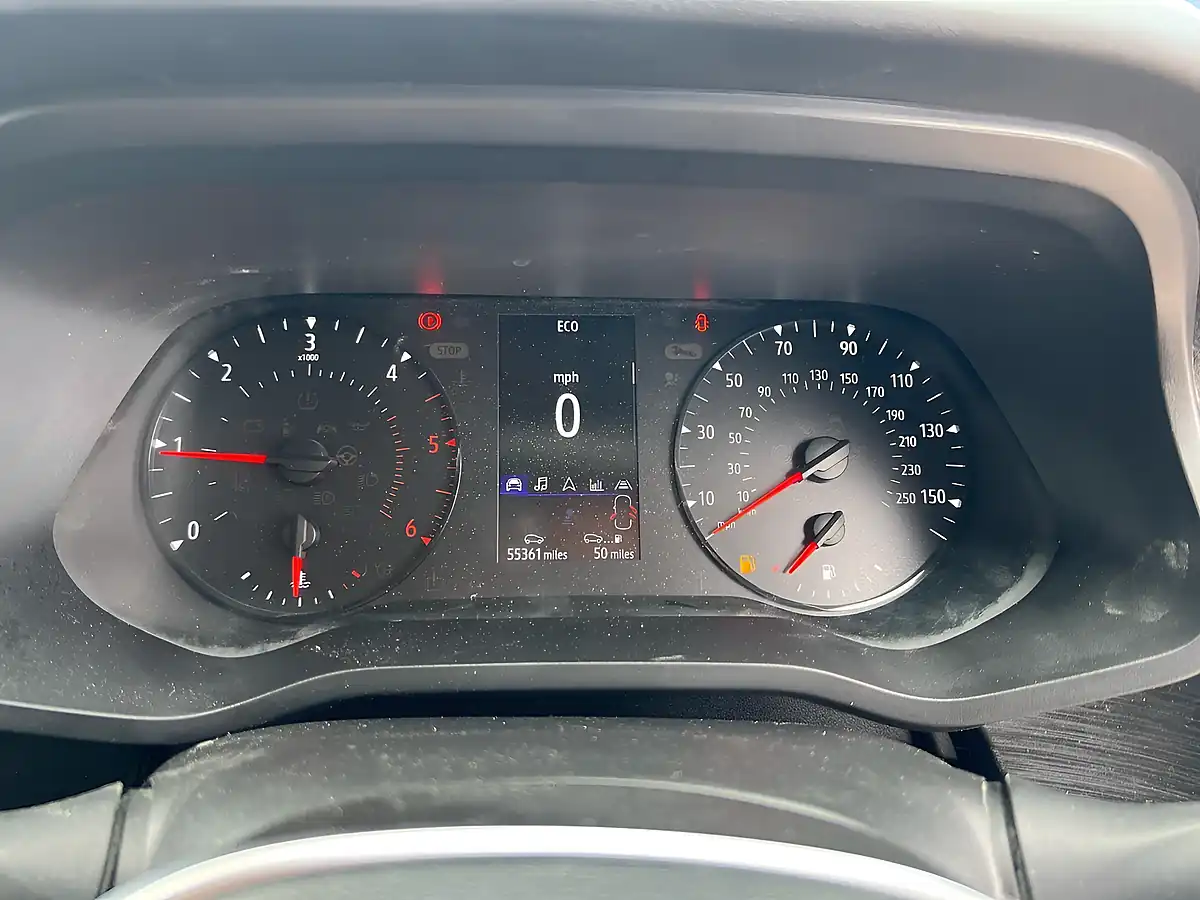 Used 2023 Renault Trafic Sport Glacier White - Interior and Exterior details 18