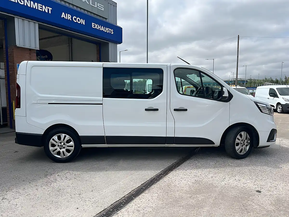 Used 2023 Renault Trafic Sport Glacier White - Interior and Exterior details 2