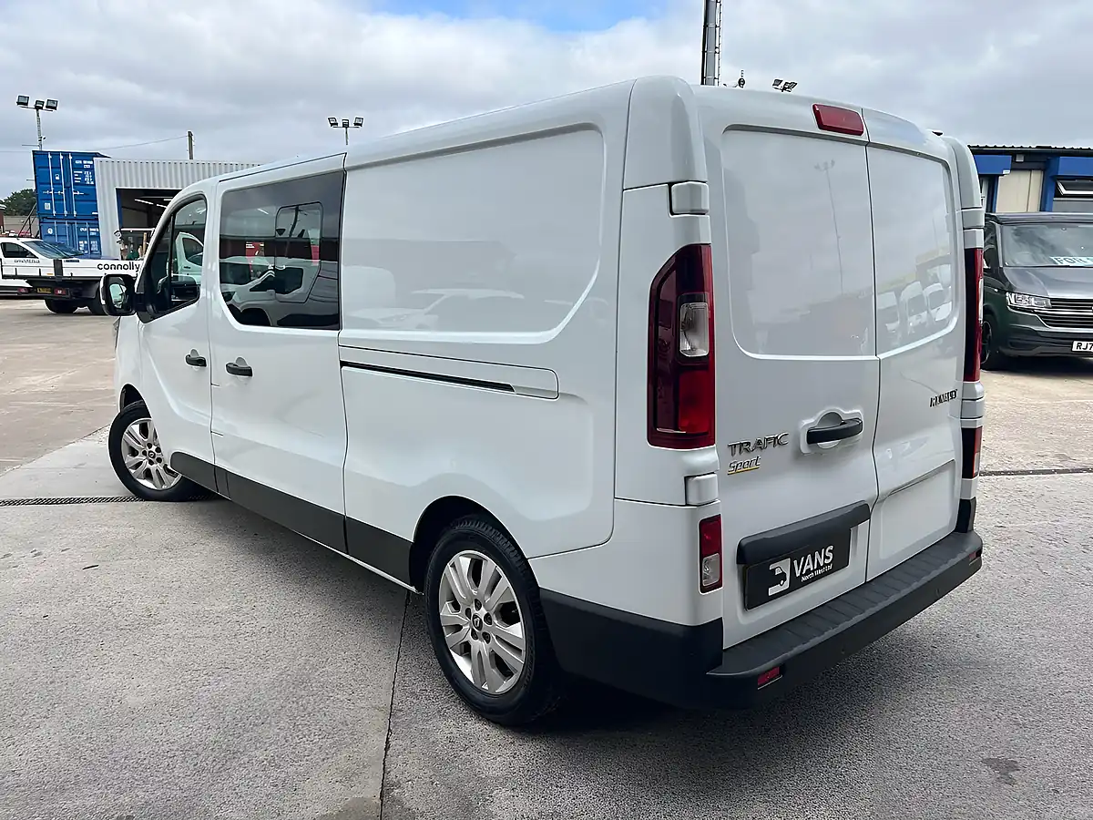 Used 2023 Renault Trafic Sport Glacier White - Interior and Exterior details 3