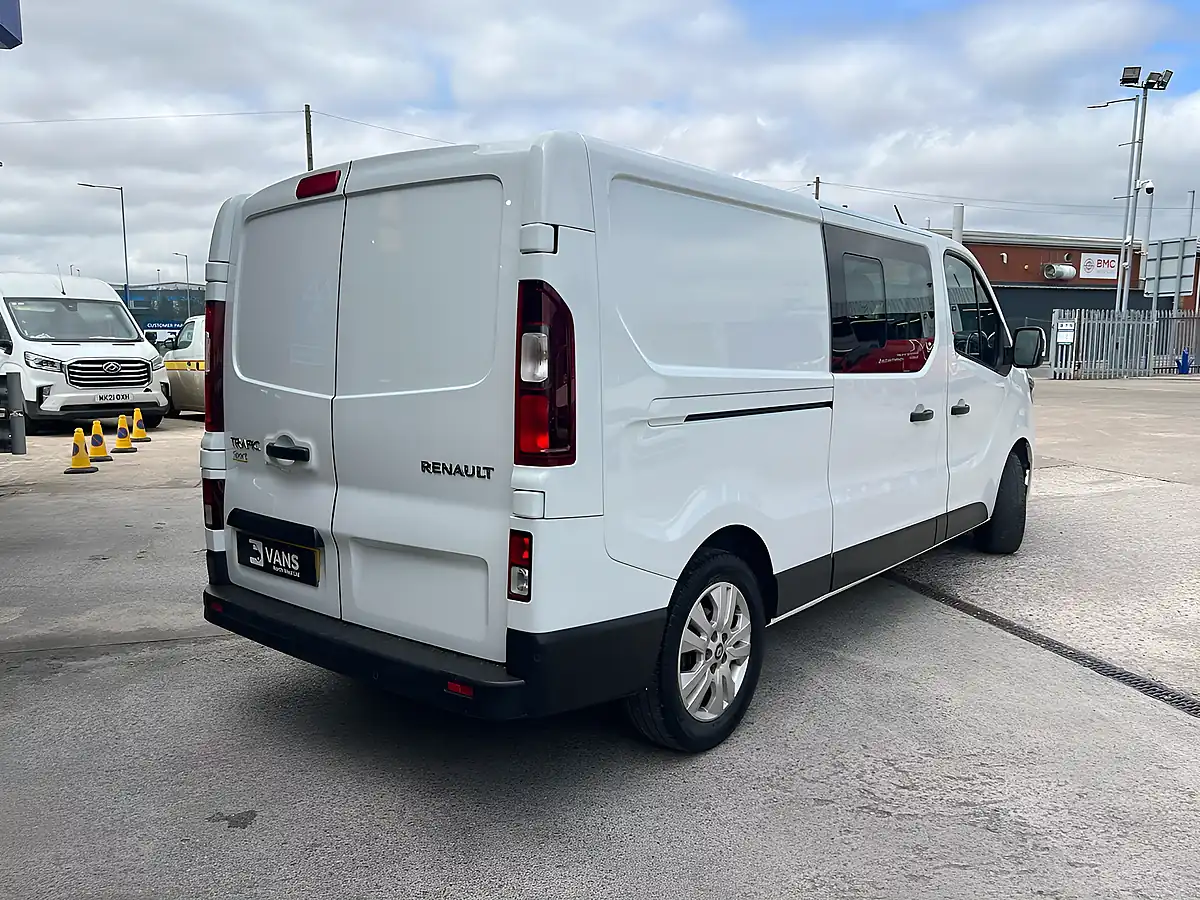 Used 2023 Renault Trafic Sport Glacier White - Interior and Exterior details 5