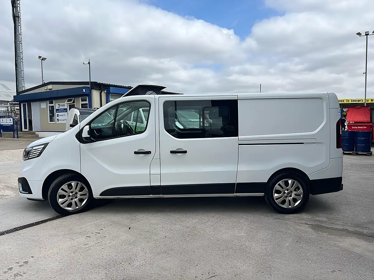 Used 2023 Renault Trafic Sport Glacier White - Interior and Exterior details 6