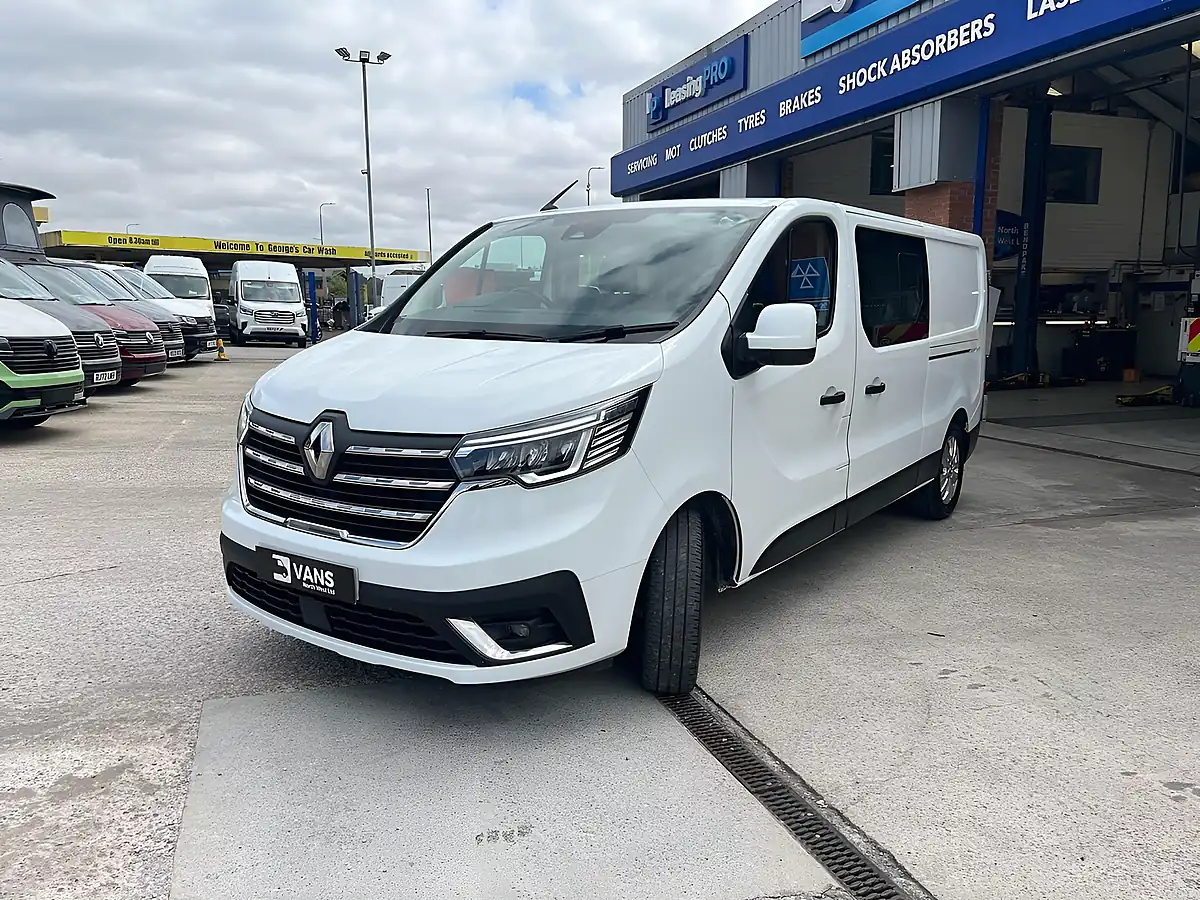 Used 2023 Renault Trafic Sport Glacier White - Interior and Exterior details 9