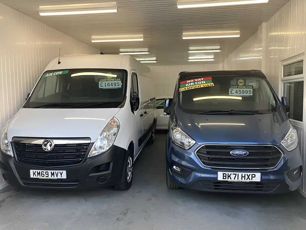 Used 2023 Renault Trafic Sport Lwb 6 SEAT Crew Grey - Interior and Exterior details 14