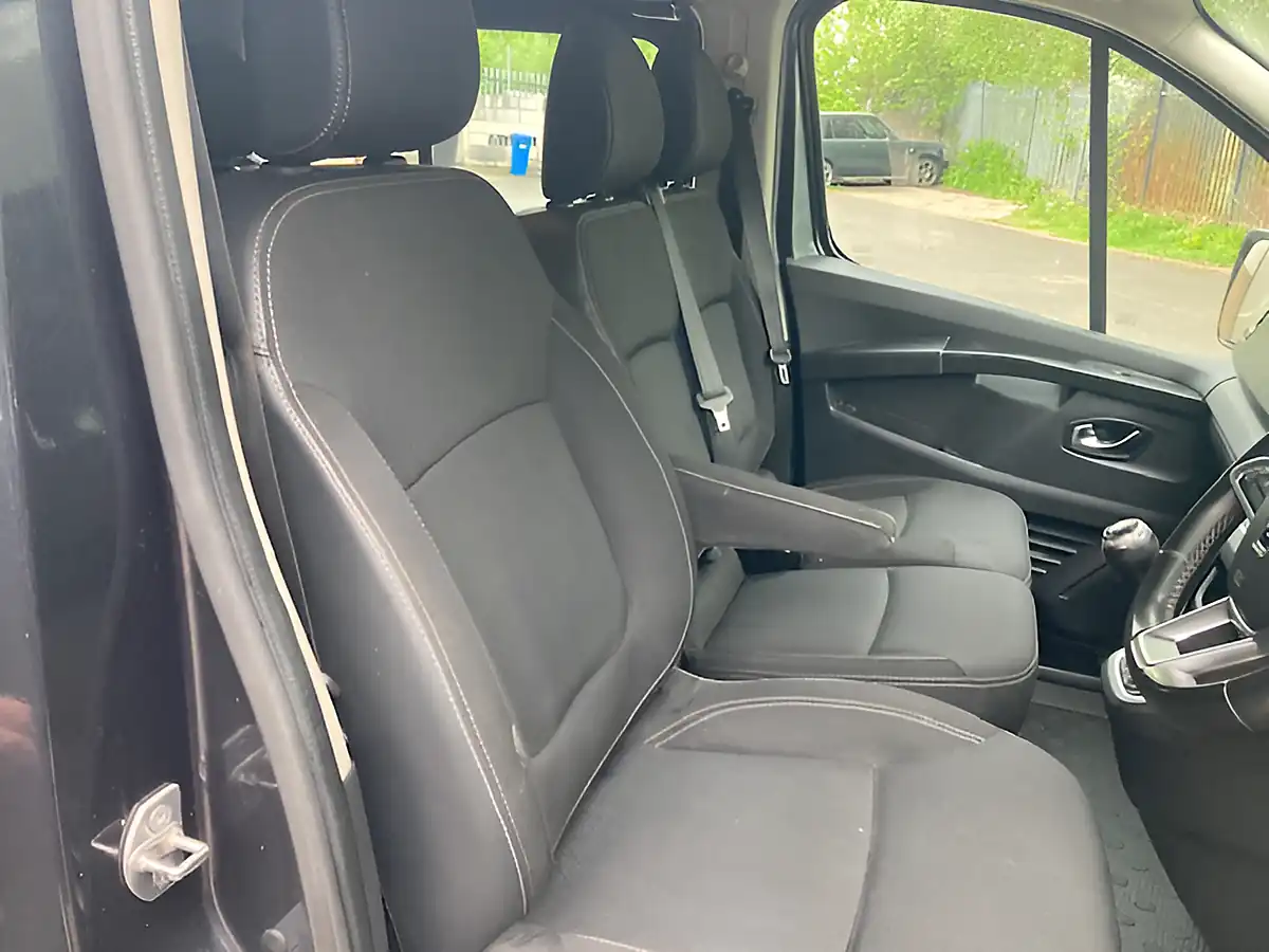 Used 2023 Renault Trafic Sport Lwb 6 SEAT Crew Grey - Interior and Exterior details 6